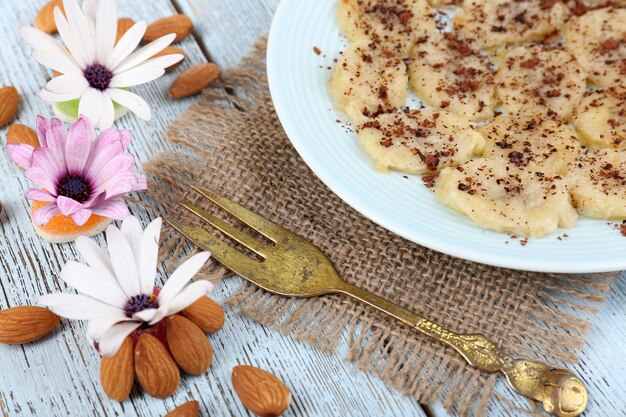 Banana fritta zuccherata sul primo piano del piatto