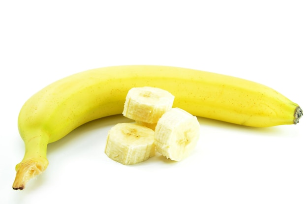 Banana gialla matura con banane a fette