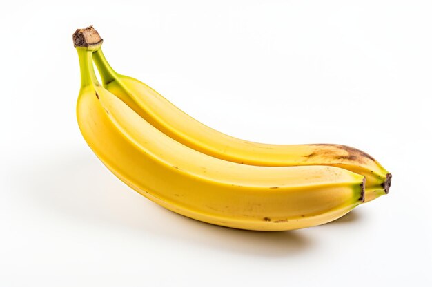Banana gialla matura isolata su sfondo bianco un frutto tropicale sano per spuntini e frullati