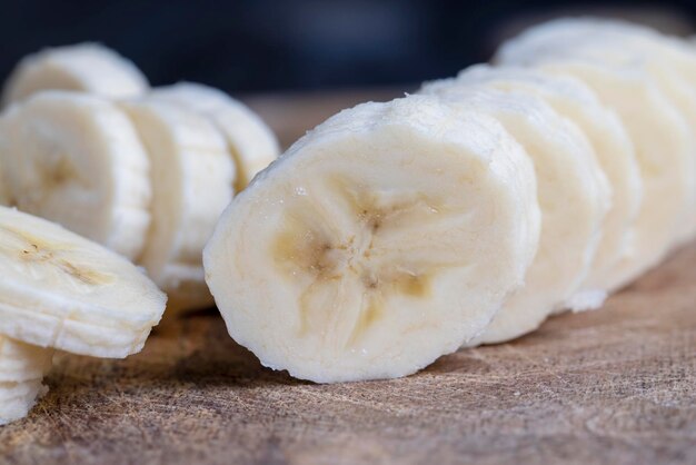 Banana gialla matura tagliata a pezzi