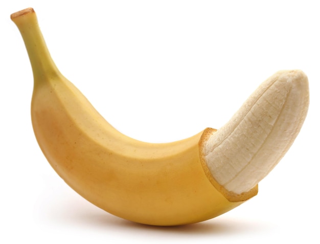 Banana intera isolata su sfondo bianco