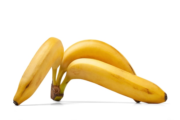 Banana isolata su sfondo bianco Banane gialle, rosse e verdi mature