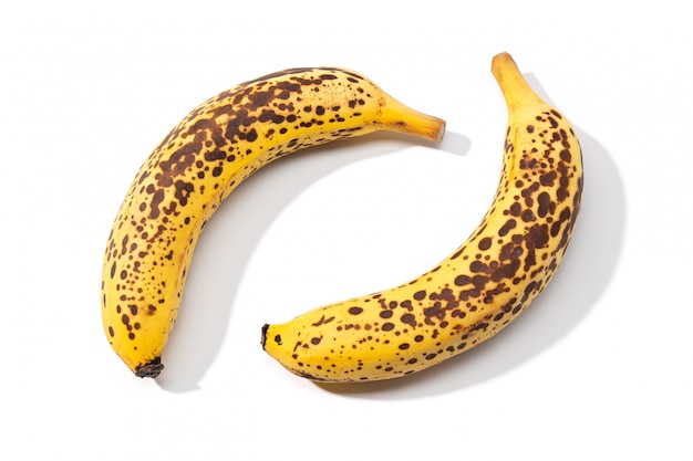 Banana macchiata isolata su bianco