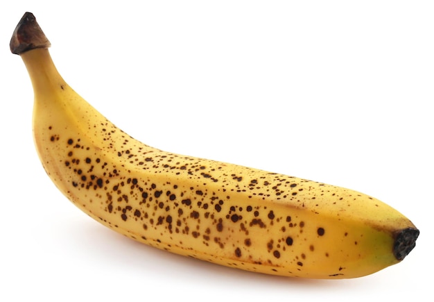 Banana macchiata su sfondo bianco
