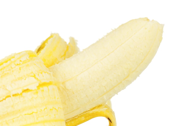 Banana matura aperta isolata su sfondo bianco