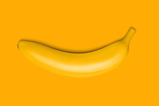 Banana matura fresca isolata su fondo giallo