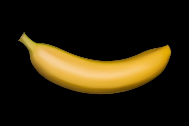 Banana matura fresca isolata su fondo nero