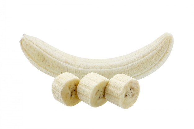 Banana matura sbucciata isolata su fondo bianco