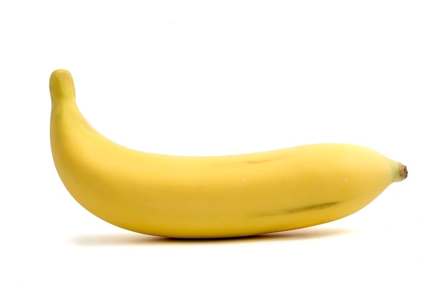 Banana matura su una priorità bassa bianca
