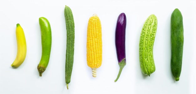 Banana, melanzane, mais, luffa acutangula, melone amaro, papaia verde su bianco