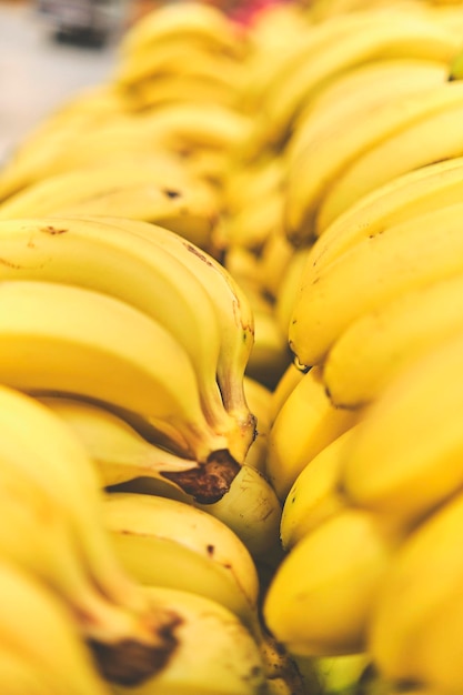 Banana nel negozio di alimentari Concetto di dieta bio-vegetariana alimentare sana Messa a fuoco selettiva