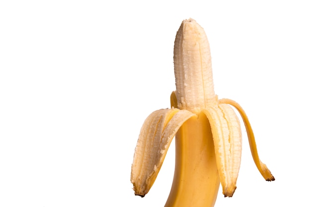 Banana sbucciata su fondo bianco
