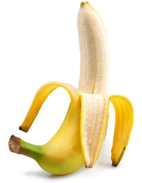 Banana semi-scalata isolata su sfondo bianco