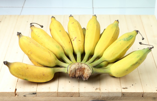 Banana su tavola di legno