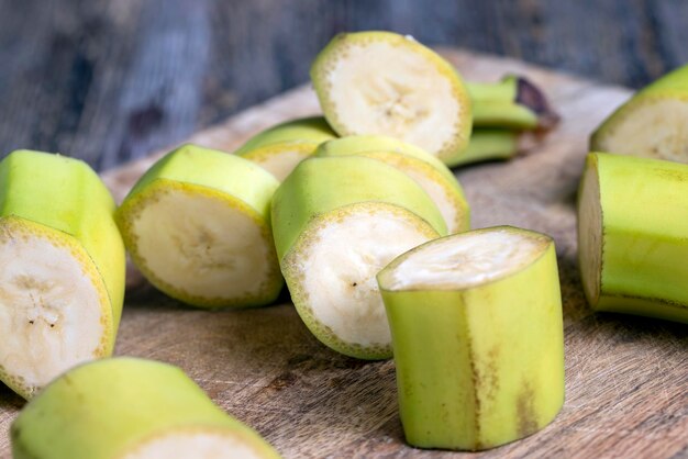 Banana verde acerba tagliata a pezzi