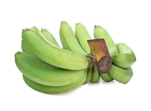 Banana verde isolata sulla superficie bianca