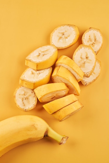 Banane affettate su fondo giallo da vicino, ingrediente da dessert sano