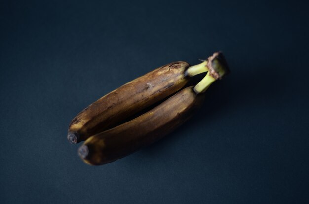 banane annerite su uno sfondo scuro vista dall'alto piatta