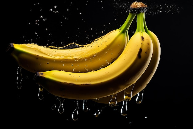 Banane con spruzzi d'acqua su sfondo nero