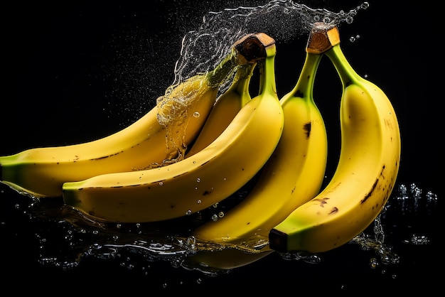 Banane con spruzzi d'acqua su sfondo nero