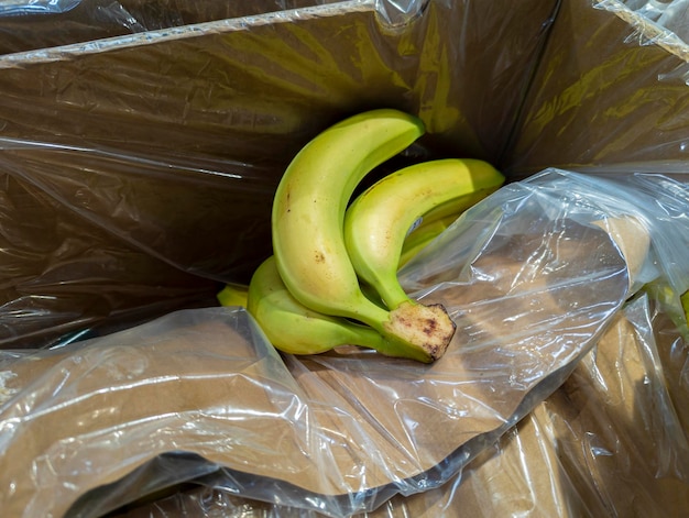 Banane delle Canarie in scatole di cartone in un supermercato pronte per la vendita