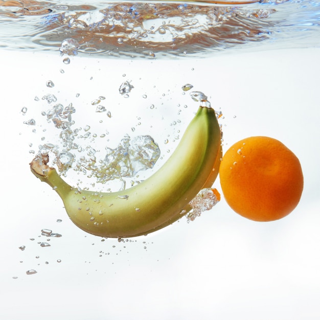 Banane e arance caddero in acqua