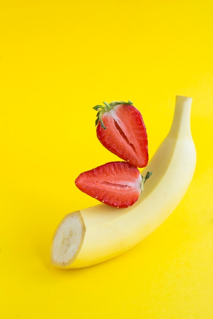 Banane e fragole tritate in equilibrio. Avvicinamento.