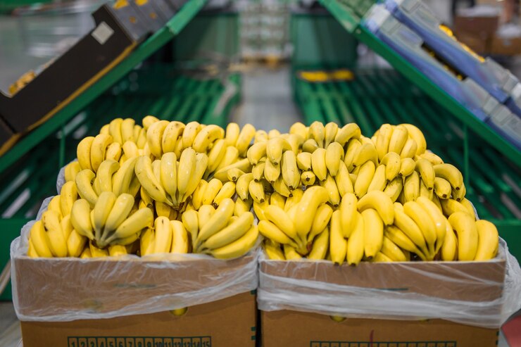 Banane fresche in scatole di cartone sul grande supermercato