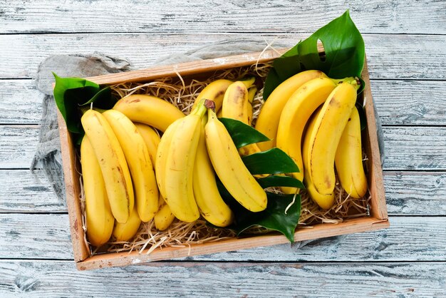 Banane fresche in una scatola di legno Vista dall'alto Spazio libero per la copia