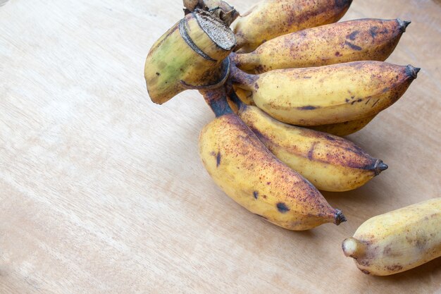 Banane fresche su fondo in legno