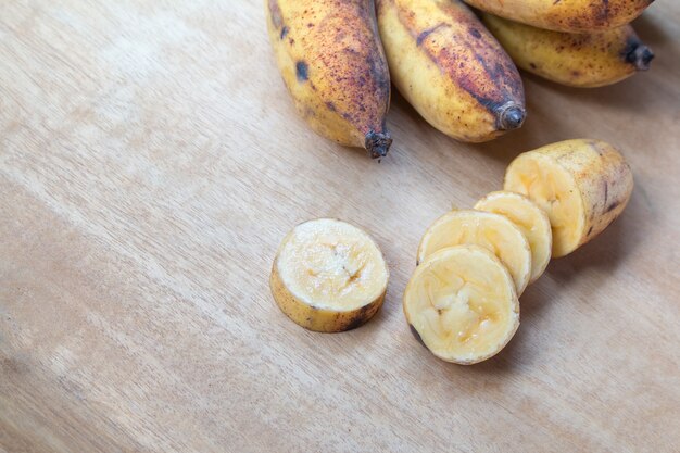 Banane fresche su fondo in legno