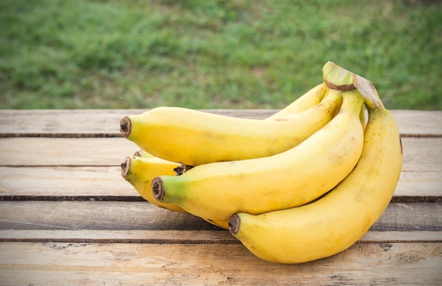 Banane fresche su fondo in legno