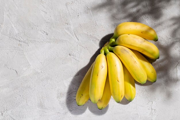 Banane fresche su una struttura di cemento