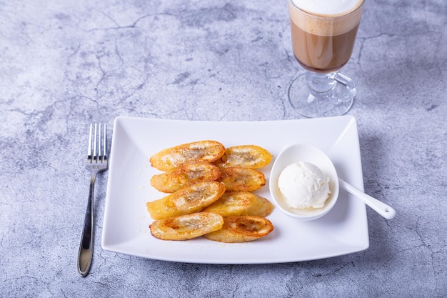 Banane fritte con miele, cannella, caffè e gelato Primo piano