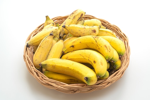 banane gialle fresche in cestino isolato
