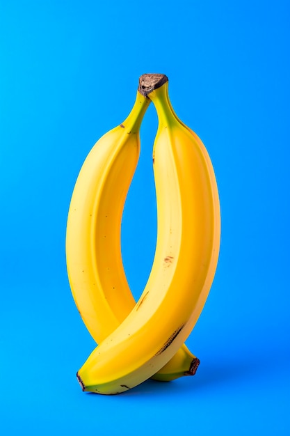 Banane gialle fresche su sfondo blu