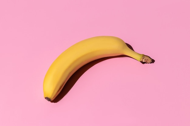 banane gialle mature isolate su uno sfondo rosa
