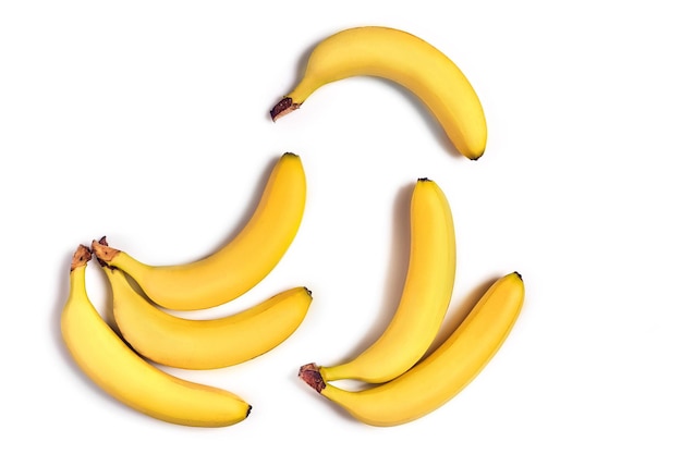 Banane gialle mature su sfondo bianco