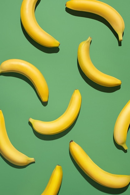 Banane gialle mature su sfondo verde Motivo a trama