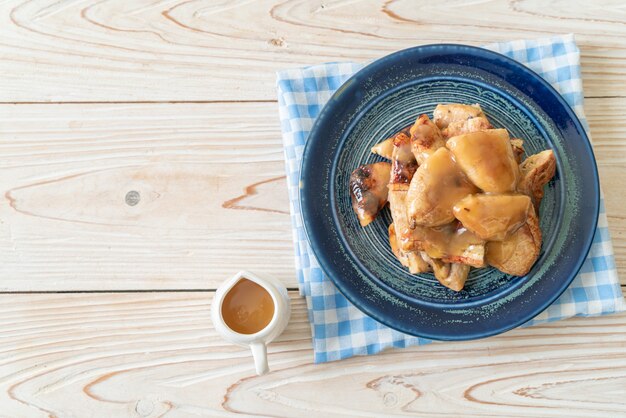 Banane grigliate con cocco e salsa al caramello