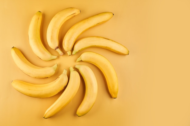 Banane intere con motivo a buccia su sfondo giallo, carta da parati con frutta