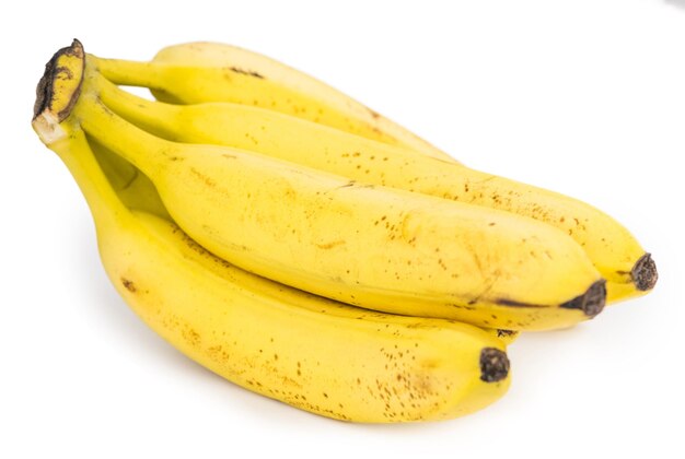 Banane intere isolate su bianco