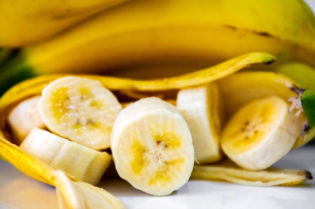 Banane mature isolate in dettaglio e focalizzate in modo selettivo