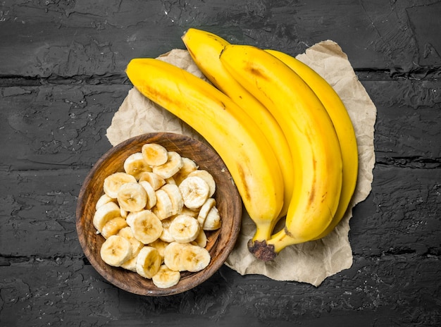 Banane su carta grigia