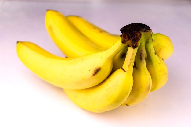 Banane su sfondo bianco Primo piano