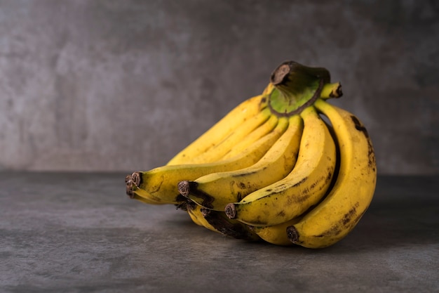 Banane sul tavolo da cucina grigio