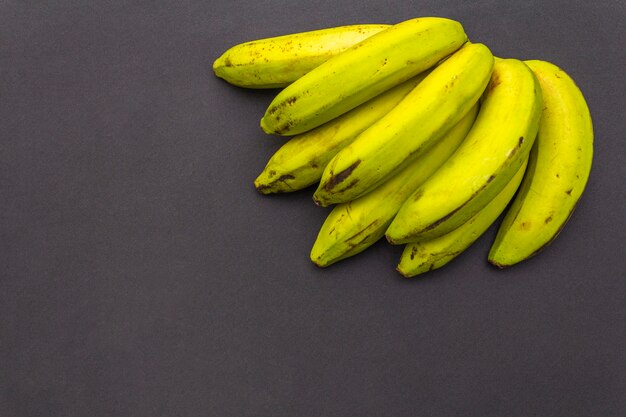 Banane sulla superficie nera