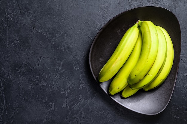 Banane verdi su un piatto