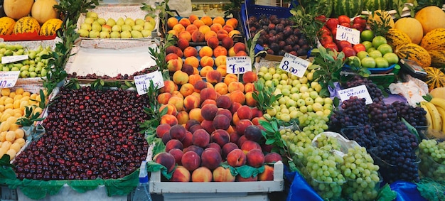 Bancarella di frutta mista fresca e sana a Istanbul, Turchia