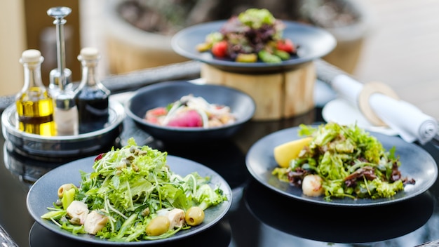 Banchetto al ristorante Varietà di pasti preparati per un ricevimento o una cena. Stile di vita sano